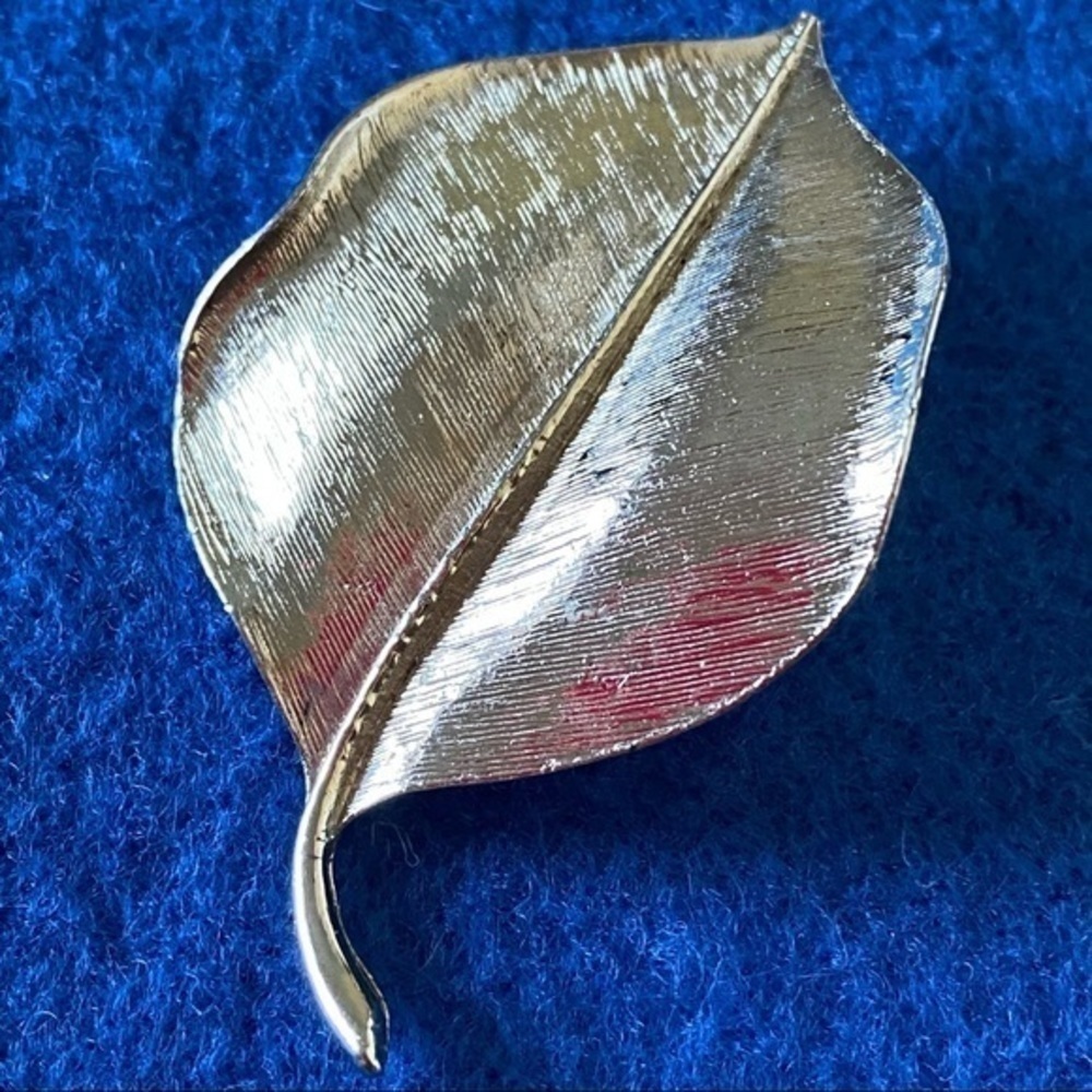 Vintage Silver Metal Ribbed Leaf Art Deco Brooch Pin